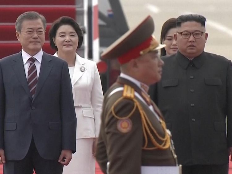 Kim Jong Un with Moon Jae-in at Pyongyang airport at start of their third summit